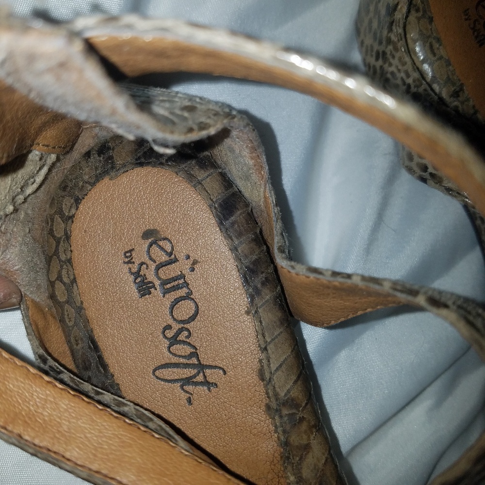 ๐ค ๐ Sandals๐ - Picture 2 of 4